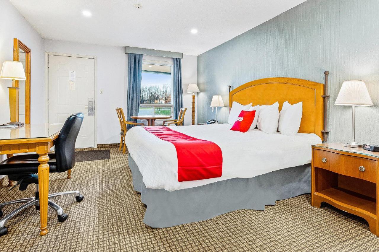 First Canada Hotel Cornwall Hwy 401 On エクステリア 写真